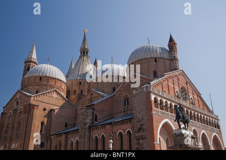 Basilika St. Antony in Padua und Statue des Gattamelata Stockfoto