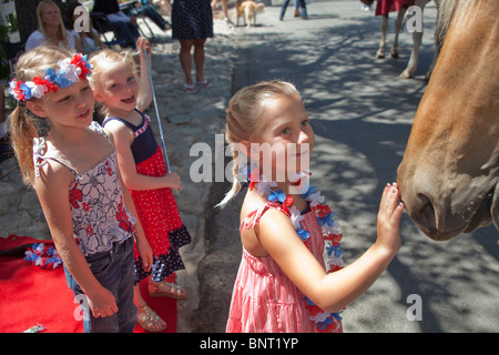 5-6 Jahre altes Mädchen streicheln Pferd im 4. Juli Independence Day Parade. © Myrleen Pearson Stockfoto