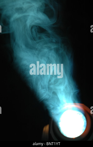 Blaue Scheinwerfer und Rauch. Stockfoto