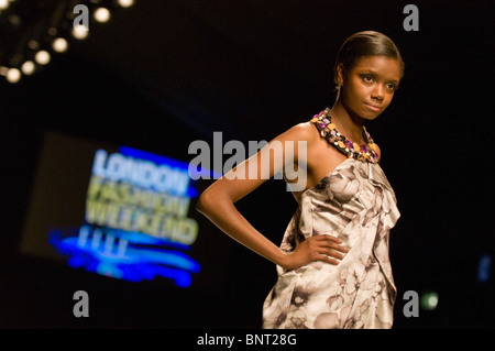 Schönheit und Mode-Tipps werden Besucher in London Fashion Weekend im Somerset House zur Verfügung gestellt. Stockfoto