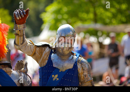 Gekleidet in authentischen Rüstungen und verwenden, die echte Schwerter Reenactor Duell als mittelalterliche Ritter auf ein mittelalterliches fest in Arundel gehalten Stockfoto