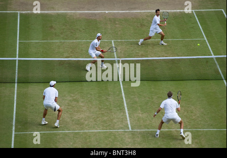 Aktion aus der Herren Doppel Finale während der Wimbledon Tennis Championships 2010 Stockfoto
