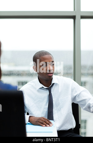 Afroamerikanischen jungen Geschäftsmann in einer Besprechung Stockfoto