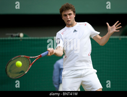 Gilles Simon (FRA) in Aktion während Wimbledon Tennis Championships 2010 Stockfoto