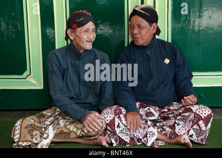 Indonesien; Java; Yogyakarta; Kraton, Palast des Sultans, Aufbewahrungen in traditioneller Tracht, Stockfoto