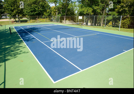 Leere Tennisplatz mit Pickleball Linien gemalt Stockfoto