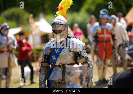 Gekleidet in authentischen Rüstungen und verwenden, die echte Schwerter Reenactor Duell als mittelalterliche Ritter auf ein mittelalterliches fest in Arundel gehalten Stockfoto