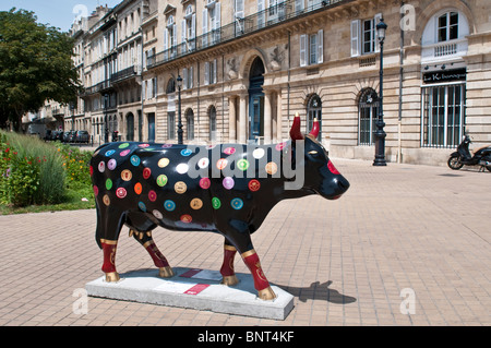 Gemalte Skulptur einer Kuh, Teil der Cow Parade-Veranstaltung im Stadtteil Chartrons, Bordeaux, Frankreich Stockfoto