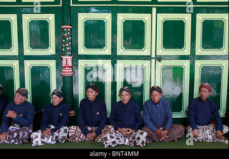 Indonesien; Java; Yogyakarta; Kraton, Palast des Sultans, Aufbewahrungen in traditioneller Tracht, Stockfoto