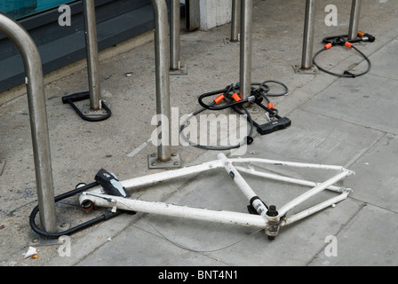 Geschändeter Fahrrad, die nur A Rahmen links gesperrt, um Fahrrad steht. East London UK. HOMER SYKES Stockfoto