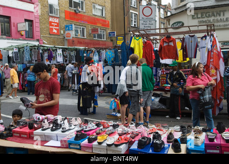 Petticoat Lane wöchentlich Sonntag Mode- und Bekleidungsmarkt. Middlesex Street East London England 2010 2010s UK. HOMER SYKES Stockfoto