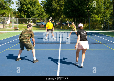 Pickleball ist ein Tennis wie Sport gespielt von Menschen aller Altersgruppen Stockfoto