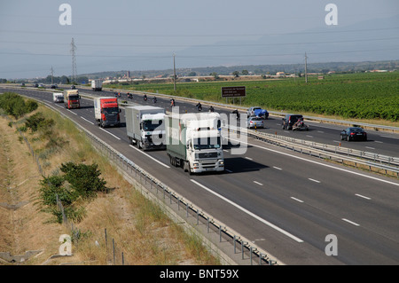 A9 Autoroute Fahrbahnen gesehen nördlich von Perpignan südlichen Frankreich LKW über französische Autobahn route Stockfoto