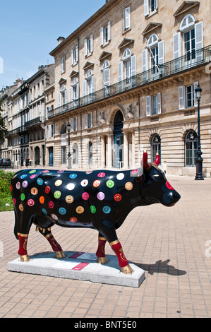 Gemalte Skulptur einer Kuh, Teil der Cow Parade-Veranstaltung im Stadtteil Chartrons, Bordeaux, Frankreich Stockfoto