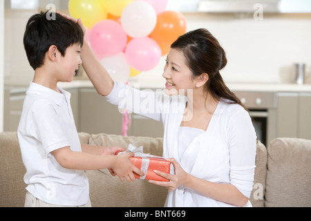 Sohn macht Mutter ein Geschenk Stockfoto