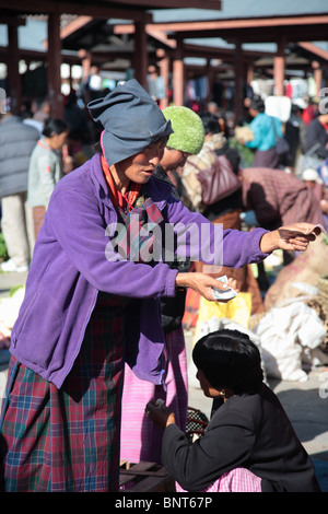 Eine Frau, Verkauf von Gemüse auf dem Markt in Paro, Bhutan. Stockfoto