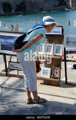 Frau anzeigen präsentiert auf der Kunstausstellung im Freien direkt am Meer in Collioure eine Küstenstadt im Süden von Frankreich Stockfoto
