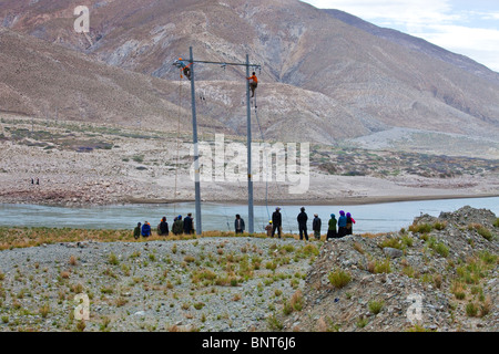 Strommasten hinauf in ländlichen Tibet Stockfoto