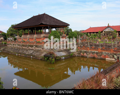 Indonesien, Bali, Semarapura, Bale Kambang, schwimmende Pavillon, Stockfoto