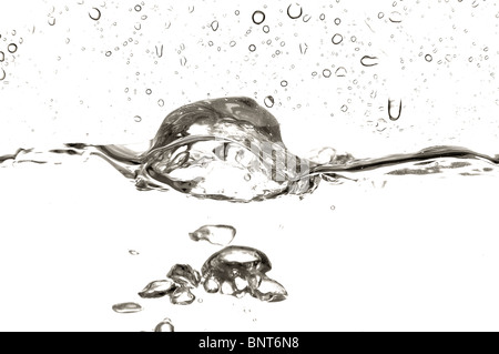 Wasserlinie mit viele Tropfen auf Glas. Isoliert auf weißem Hintergrund Stockfoto