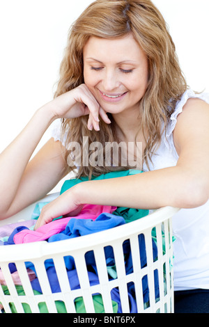 Lächelnde Frau Wäsche Stockfoto