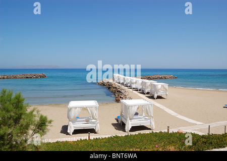 Hütten am Strand des Luxushotels, Kreta, Griechenland Stockfoto