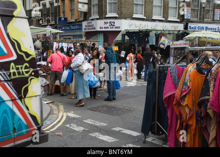 Petticoat Lane Sonntag Mode und Kleidung wöchentlich traditioneller Markt. Middlesex Street East London England 2010 2010s UK. HOMER SYKES Stockfoto