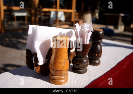 Restaurant außerhalb Tabellen, auf die hölzerne Salz- und Pfefferstreuer, Servietten, hautnah und Zahnstocher Stockfoto