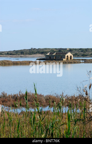 Vendicari. Sizilien. Italien. Ruinen des alten Salz-Hersteller-Hauses auf die Pantano Grande Ex Salinen von Venicari Nature Reserve. Stockfoto