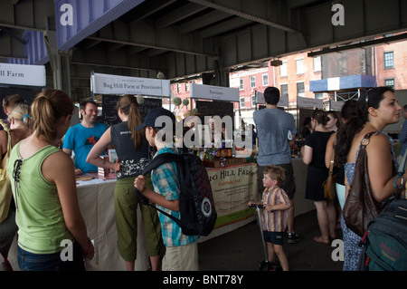 Kunden-Shop in New Amsterdam Market am South Street in New York Stockfoto