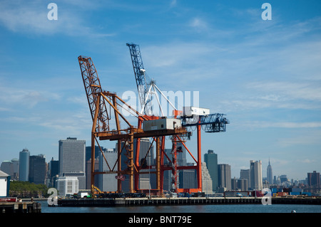 Die Krane der Brooklyn Marine Terminal in Red Hook Brooklyn in New York Stockfoto