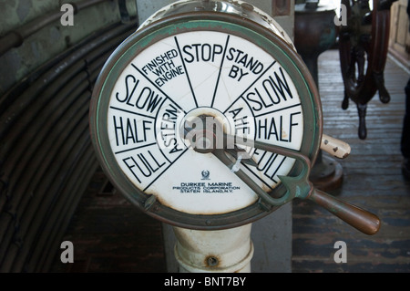 Der Maschinenraum telegraph der stillgelegte Leuchtturm Ausschreibung der S.S. Flieder in Brooklyn in New York zu sehen ist Stockfoto