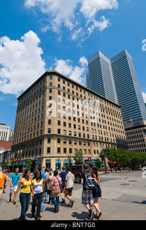 Die Innenstadt von Montreal Straßenszene Ecke McGill Avenue und St. Catherine street Stockfoto