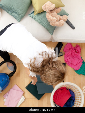 Blonde Frau, die Hausarbeit Stockfoto