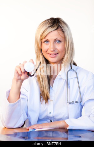 Lächelnde blonde Arzt Untersuchung Röntgenstrahlen Stockfoto