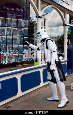 Immobilienmakler verkaufen Fenster & Storm-Trooper beim STOCKTON International Riverside Festival (SIRF), Teesside, Großbritannien   Juli 2010 Stockfoto