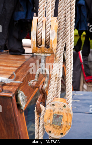 Flaschenzug an Bord einer traditionellen Segelboot. Stockfoto