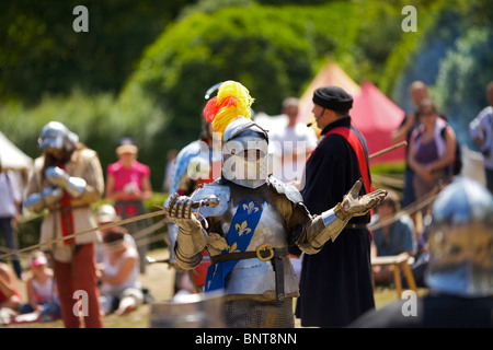 Gekleidet in authentischen Rüstungen und verwenden, die echte Schwerter Reenactor Duell als mittelalterliche Ritter auf ein mittelalterliches fest in Arundel gehalten Stockfoto