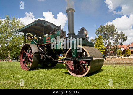 Dampftraktor bei Oldtimer Messe-Rallye in Lage ziemlich am Fluss Stockfoto