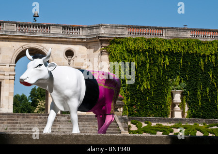 Bemalte Skulptur einer Kuh, Teil der Cow Parade-Veranstaltung im Jardin Public (Public Garden), Bordeaux, Frankreich Stockfoto