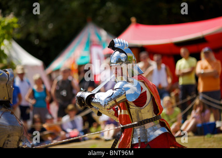 Gekleidet in authentischen Rüstungen und verwenden, die echte Schwerter Reenactor Duell als mittelalterliche Ritter auf ein mittelalterliches fest in Arundel gehalten Stockfoto