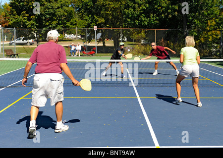 Pickleball ist ein Tennis wie Sport gespielt von Menschen aller Altersgruppen Stockfoto