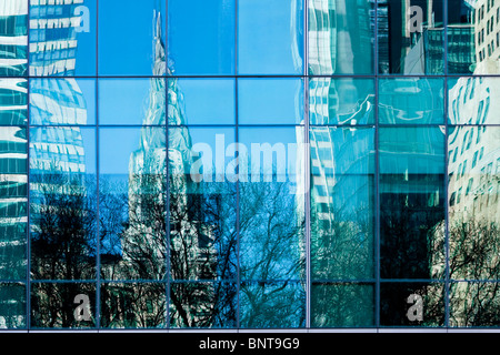 Reflexionen in den Fenstern der Wolkenkratzer von New York, Manhattan 'New York' City NYC USA Amerika Stockfoto