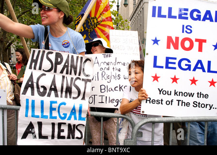 Der "Wir sind alle Arizona" März in New York am 29. Juli Brooklyn-Manhattan, protestieren die SB 1070 Arizona Gesetz--siehe Beschreibung. Stockfoto