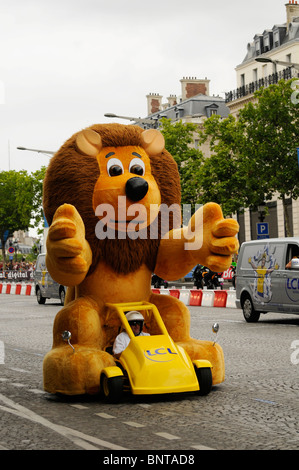 LCL (Le Crédit Lyonnais) Löwe Fahrzeug Tour de France Werbung Wohnwagen Kavalkade, Champs-Elysées, Paris Stockfoto