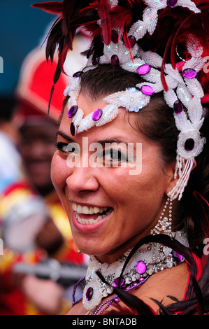 Porträt einer Samba-Tänzerin an der Carnaval del Pueblo lateinamerikanische Karneval Festival, London, England, UK Stockfoto