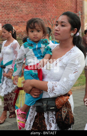 Indonesien, Bali, Mas, Tempelfest, Mutter und Tochter, Familie, Menschen, Stockfoto