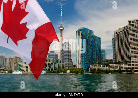 Kanadische Flagge auf dem Boot verlassen und die Skyline von Toronto Harbourfront am Lake Ontario Stockfoto