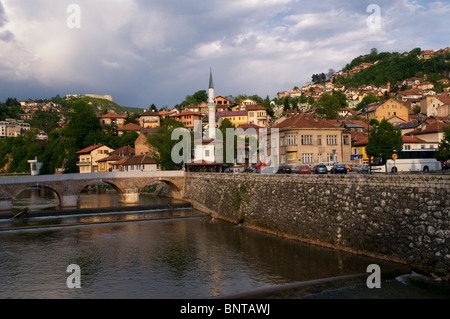 Blick auf Latein oder latinski Brücke über Fluss Miljacka, in Sarajevo, Hauptstadt von Bosnien und Herzegowina Stockfoto