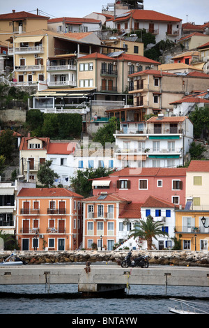 Der Hang Stadt und Hafen-Bereich von Parga, Griechenland Stockfoto